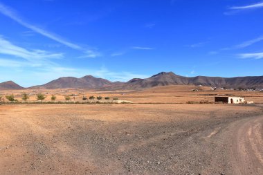 Tefia Yel değirmeni, Fuerteventura, Kanarya Adaları, İspanya yakınlarındaki arazi ve dağların manzarası