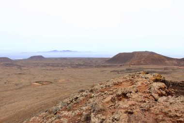 Volcan Calderon Hondo, Fuerteventura, İspanya 'nın Kanarya Adaları' ndan Lanzorate 'nin arka planda olduğu kuzey tarafına bakın.