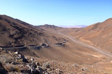 Okyanusa bakan Entallada deniz fenerini çevreleyen çöl manzarası, Fuerteventura, İspanya, Atlantik, Avrupa 'daki Kanarya Adaları