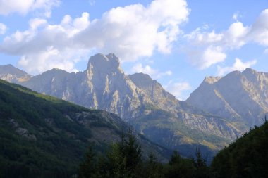 Arnavutluk 'un Theth ve Valbona kentlerindeki Arnavut Alpleri' nden ham dağ manzaralarının panoramik manzarası