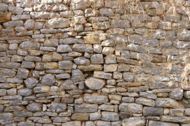 Doğal sarı taş bir duvar.