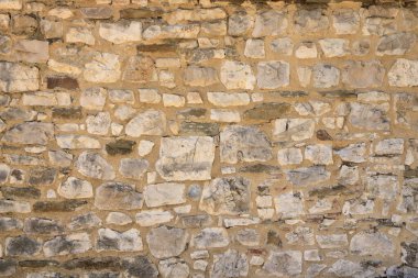 Doğal sarı taş bir duvar.