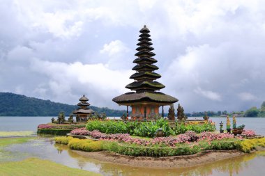 Pura Ulun Danu Beratan, Endonezya 'daki Bratan Gölü manzarasındaki Hindu tapınağı.