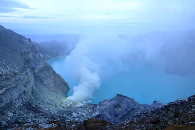 Ijen kraterinde sülfürlü fümeroller. Endonezya 'da Java