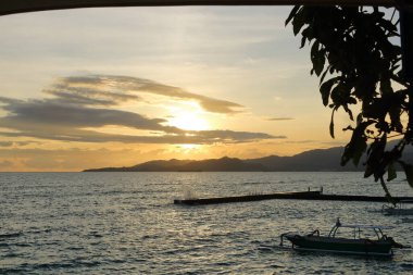 Tropik sahilde güzel bir gün batımı, Endonezya 'da Bali