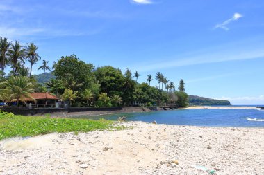 Güzel bir deniz manzarası. Kıyıya demir atmış balıkçı tekneleri. Candidasa, Karangasem Bali