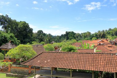 Gökyüzüne karşı kırmızı kiremitli çatı, Endonezya 'daki Bali mimarisi