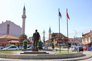 22 Eylül 2023 - Kosova 'da Cakova: güneşli bir günde kent meydanı
