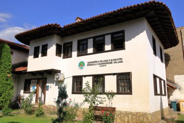 22 Eylül 2023 - Kosova 'da Cakova: sokak hayatı, güneşli bir günde şehrin yaya bölgesinde yaşayan insanlar