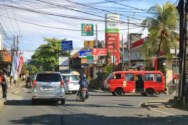 Ubud, Endonezya 'da Bali - 31 Ocak 2024: Bali sokaklarında arabalar ve motorsikletler