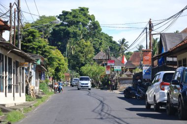 Ubud, Endonezya 'da Bali - 31 Ocak 2024: Bali sokaklarında arabalar ve motorsikletler