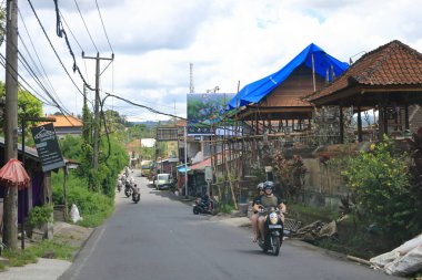 Ubud, Endonezya 'da Bali - 31 Ocak 2024: Bali sokaklarında arabalar ve motorsikletler