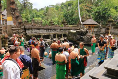 Tampak Siring, Tampaksiring, Endonezya 'da Bali - 31 Ocak 2024: İnsanlar Tiran Boş Tapınağı' nda (Kutsal Bahar Su Tapınağı)