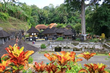 Ubud, Endonezya 'daki Bali - 31 Ocak 2024: İnsanlar Goa Gajah Tapınağını ziyaret ediyor