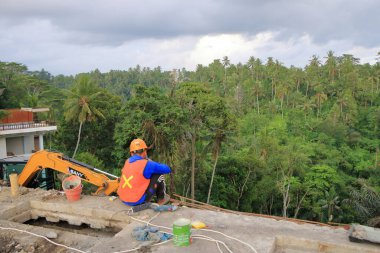 Endonezya 'da Bali - 31 Ocak 2024: İnşaat işçileri elle inşa ekipmanlarıyla evler inşa ediyorlar