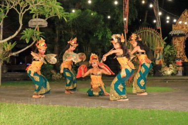 Endonezya 'da Ubud, Bali - 31 Ocak 2024: Genç dansçılar kelebek dansı yapıyor