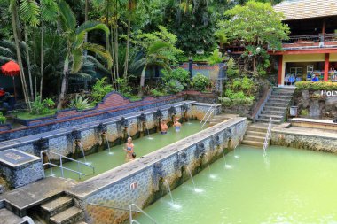 Banjar, Endonezya 'da Bali - Şubat 05 2024: İnsanlar Banjar' da bir kaplıcada sıcak suyun tadını çıkarıyorlar.