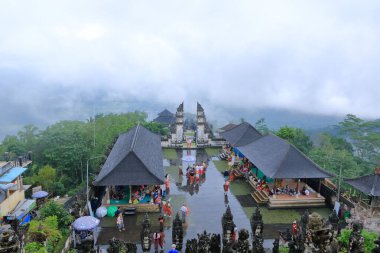 Endonezya 'daki Bali - Şubat 05 2024: İnsanlar yağmurlu bir günde Bali' deki Lempuyang Luhur tapınağını ziyaret edip eğleniyorlar