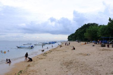 Sanur, Endonezya 'dan Bali - Şubat 08 2024: İnsanlar öğleden sonra plajın keyfini çıkarıyorlar