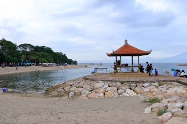 Sanur, Endonezya 'dan Bali - Şubat 08 2024: İnsanlar öğleden sonra plajın keyfini çıkarıyorlar