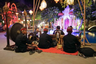 Endonezya 'da Bali - Şubat 09 2024: İnsanlar Çin Yeni Yılı kutlamak için geleneksel danstan hoşlanıyor