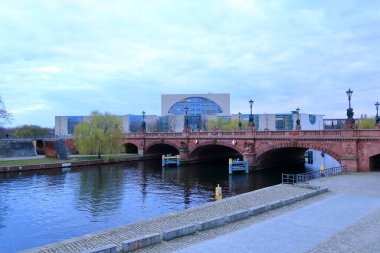 Berlin, Almanya - 13 Mart 2024: Hükümet bölgesindeki Alman Federal Başbakanlığı, Bundeskanzleramt, bulutlu bir günde, Spree Nehri 'nden görüldü