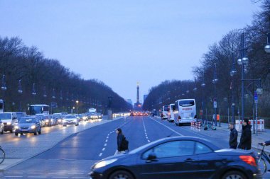 Almanya 'da Berlin - 13 Mart 2024: Muhteşem Siegessaeule (Zafer Sütunu) Brandenburg Kapısı' ndan akşam saatlerinde görüldü