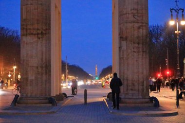Almanya 'da Berlin - 13 Mart 2024: Muhteşem Siegessaeule (Zafer Sütunu) Brandenburg Kapısı' ndan akşam saatlerinde görüldü