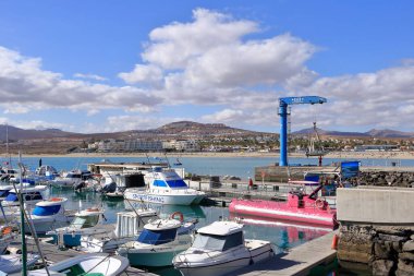 Caleta de Fuste, Fuerteventura, İspanya - 24 Kasım 2023: Atlantik Okyanusu 'ndaki tatil köyüne bakın