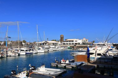 Caleta de Fuste, Fuerteventura, İspanya - 24 Kasım 2023: Atlantik Okyanusu kıyısındaki tatil köyü