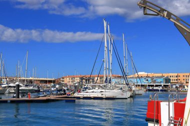 Corralejo, İspanya 'daki Fuerteventura Kanarya Adası - 25 Kasım 2023: Limana demirlemiş teknelerin görüntüsü