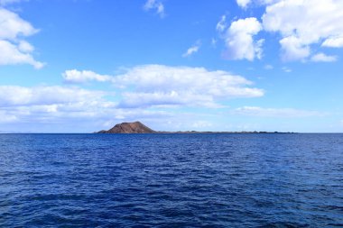 Lobos Adası, Corralejo, İspanya Fuerteventura - 25 Kasım 2023: ıssız adanın önündeki tekneler