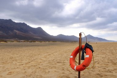 Coffee, Fuerteventura, İspanya 'daki Kanarya Adaları - 27 Kasım 2023: İnsanlar Atlantik Okyanusu kıyısında dinleniyor