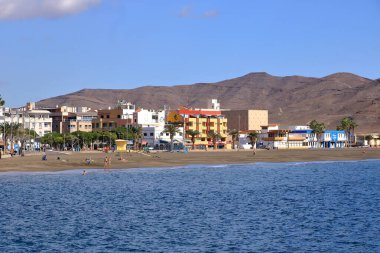 Gran Tarajal, Fuerteventura, İspanya Kanarya Adaları - 27 Kasım 2023: güneşli bir günde manzaralı kıyı köyü