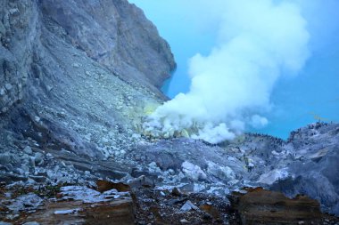 Ijen kraterinde sülfürlü fümeroller. Endonezya 'da Java