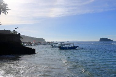Güzel bir deniz manzarası. Kıyıya demir atmış balıkçı tekneleri. Candidasa, Karangasem Bali