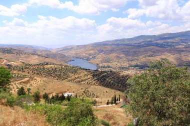 Jerash, Ürdün - Zerkavi nehri ve Kral Talal Barajı manzarası