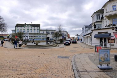 Ahlbeck, Almanya 'da Kullanım Alanı - 16 Mart 2024: Bulutlu bir günde Sahil Gezinti Alanı' nın izleri