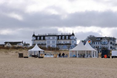 Ahlbeck, Almanya 'da Kullanım Alanı - 16 Mart 2024: Bulutlu bir günde Sahil Gezinti Alanı' nın izleri