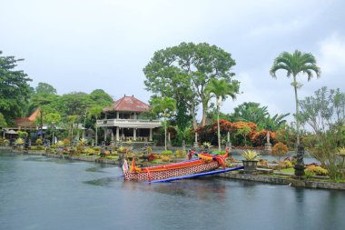 Bali, Endonezya - Şubat 05 2024: İnsanlar yağmurlu bir günde Doğu Bali 'deki Tirta Gangga Su Sarayı' nın tadını çıkarıyor