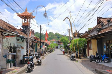 Padang Bai, Endonezya 'dan Bali - 7 Şubat 2024: Doğu Bali limanındaki köyde koşuşturma ve koşuşturma