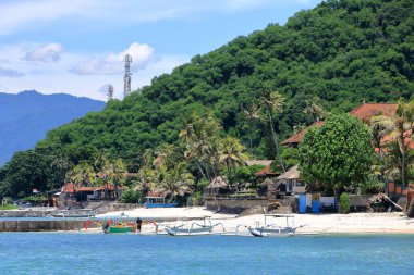 Candidasa, Endonezya 'dan Bali - 6 Şubat 2024: Kadınlar plajdan hoşlanır