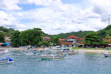 Padang Bai, Endonezya 'dan Bali - 7 Şubat 2024: Doğu Bali limanında koşuşturma ve koşuşturma