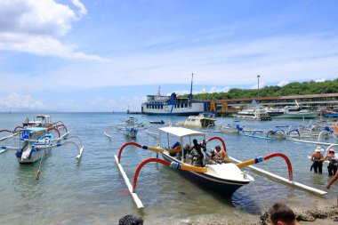 Padang Bai, Endonezya 'dan Bali - 7 Şubat 2024: Doğu Bali limanında koşuşturma ve koşuşturma