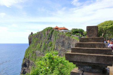 Uluwatu Tapınağı, Bali, Endonezya - 11 Şubat 2024: insanlar Uluwatu Tapınağı bölgesinde yürür