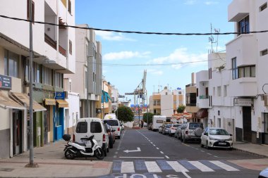 Puerto del Rosario, İspanya 'da Fuerteventura - 24 Kasım 2023: Yerliler ve turistler şehirde her günün tadını çıkarıyorlar