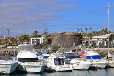 Caleta de Fuste, Fuerteventura, İspanya - 24 Kasım 2023: güneşli bir günde El Castillo de San Buenaventura Şatosu