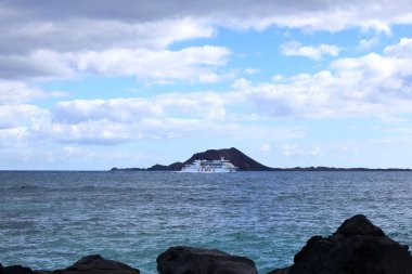 Corralejo, İspanya 'daki Fuerteventura Kanarya Adası - 25 Kasım 2023: Corralejo Fuerteventura' ya yaklaşan Armas Feribotu