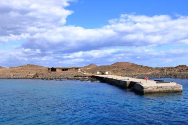 Lobos Adası, Corralejo, Fuerteventura, İspanya - 25 Kasım 2023: insanlar Lobos Adası 'nda yürüyüş yapmaktan hoşlanırlar.