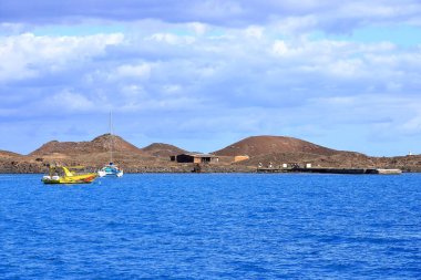 Lobos Adası, Corralejo, İspanya Fuerteventura - 25 Kasım 2023: ıssız adanın önündeki tekneler